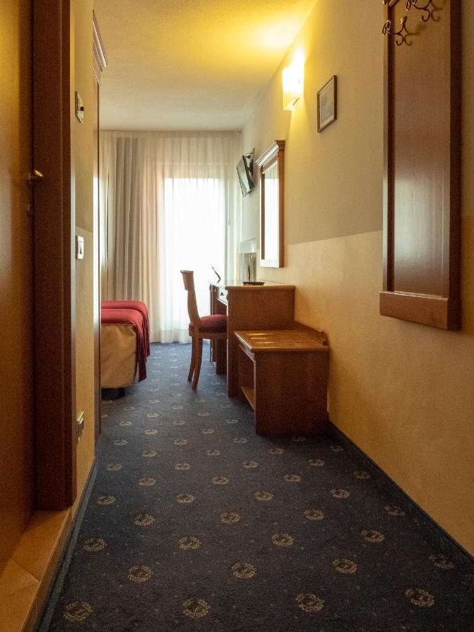 Hotel Ristorante Centrale Rovere Veronese Eksteriør billede